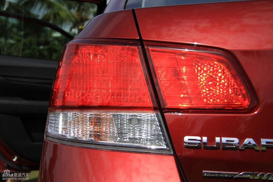 斯巴鲁新力狮外观实拍图