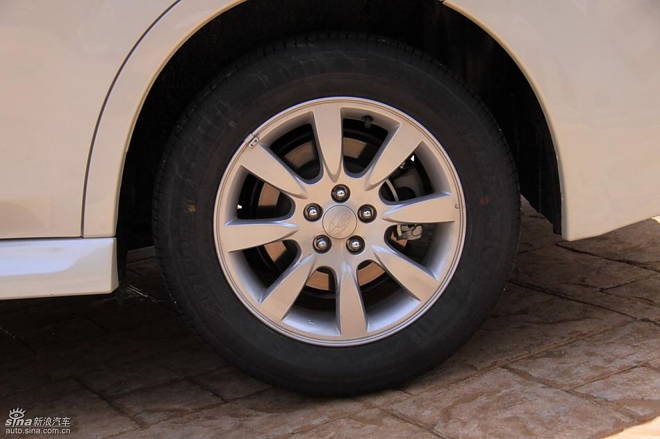 斯巴鲁新力狮外观实拍图