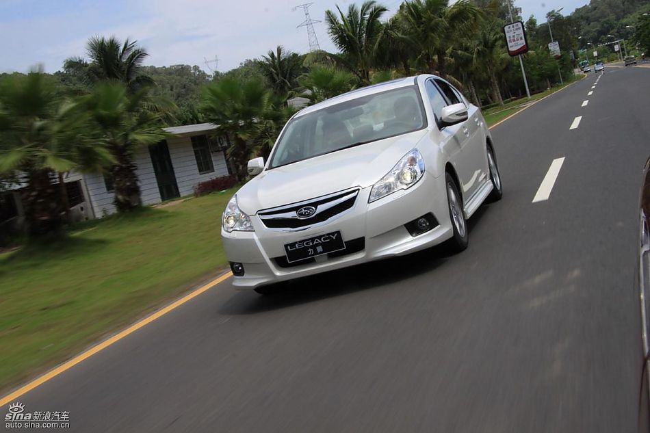 斯巴鲁新力狮动态实拍图