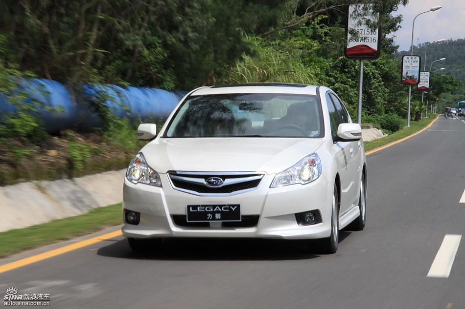 斯巴鲁新力狮动态实拍图