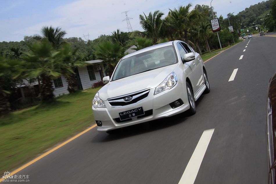 斯巴鲁新力狮动态实拍图