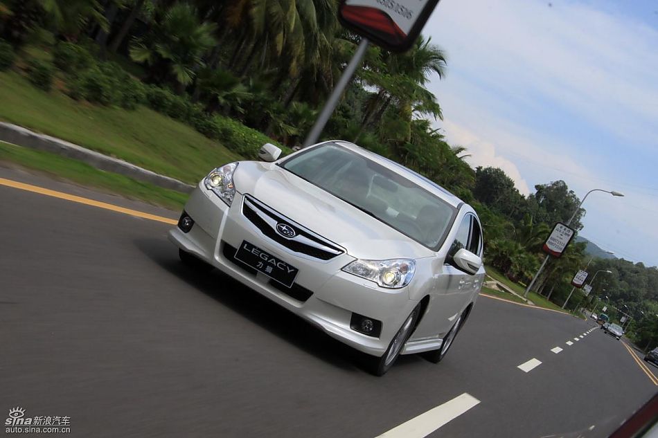 斯巴鲁新力狮动态实拍图