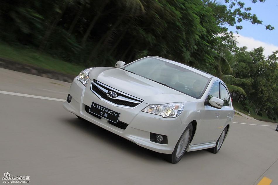 斯巴鲁新力狮动态实拍图