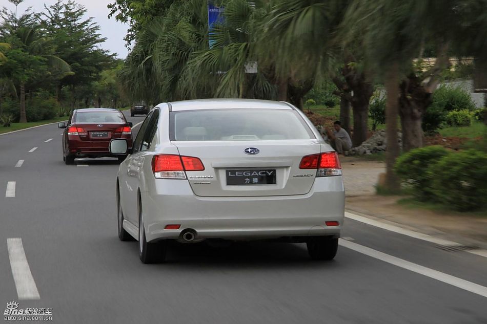 斯巴鲁新力狮动态实拍图