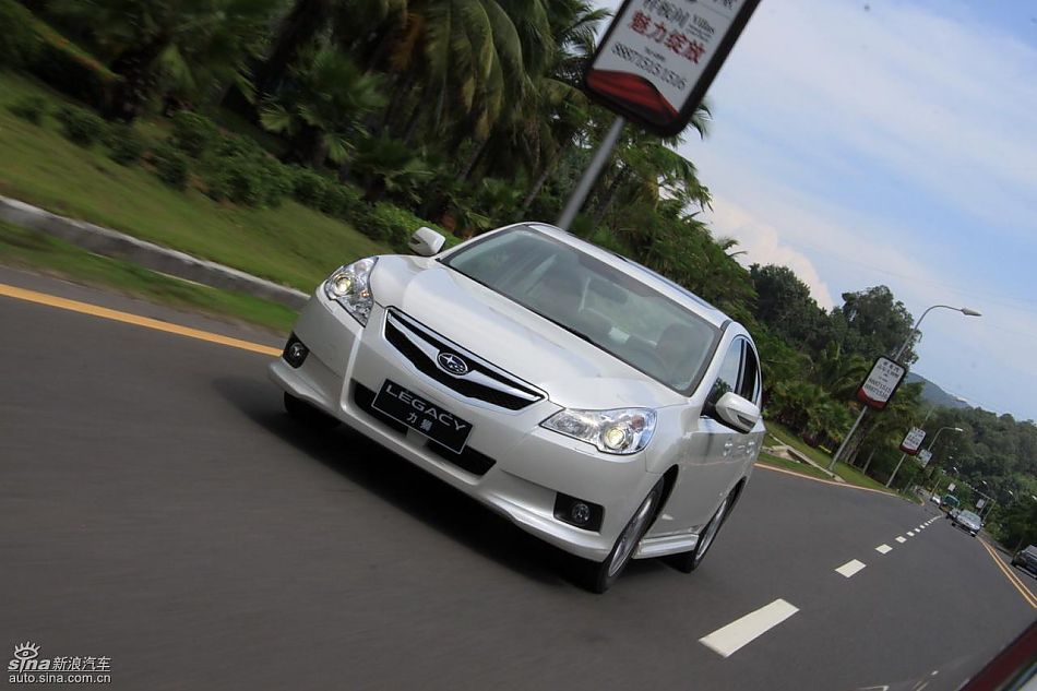 斯巴鲁新力狮动态实拍图