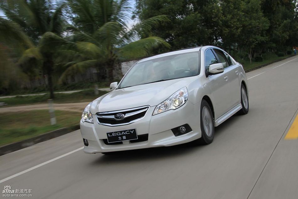 斯巴鲁新力狮动态实拍图