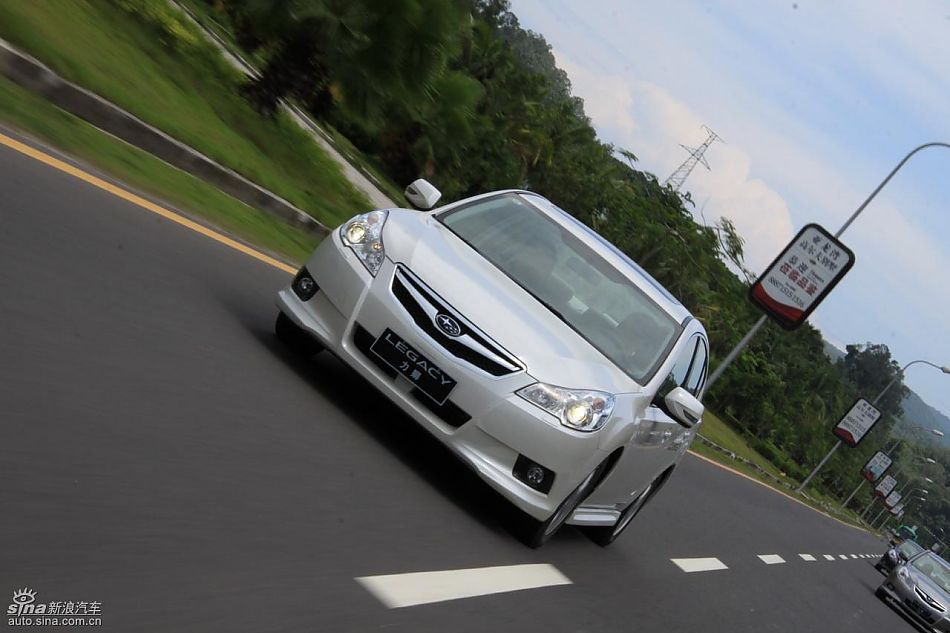 斯巴鲁新力狮动态实拍图