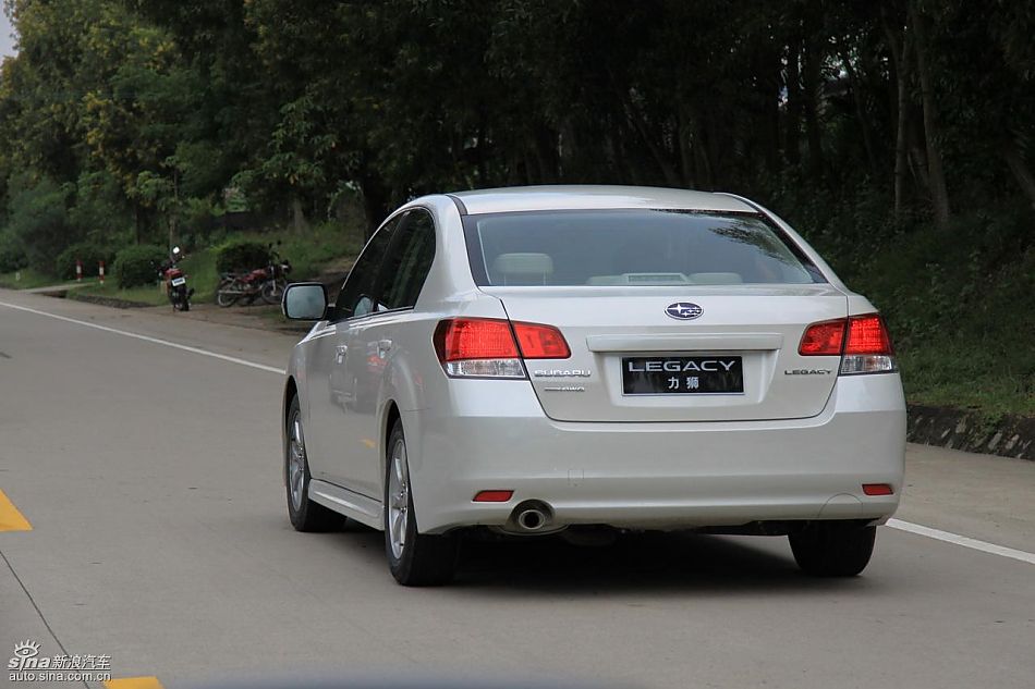 斯巴鲁新力狮动态实拍图