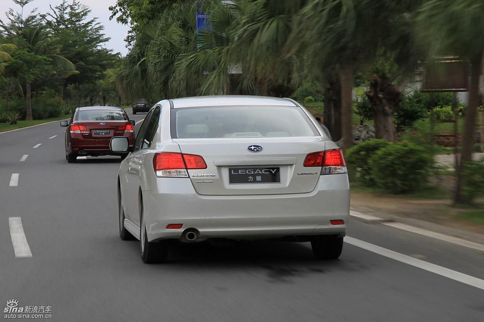 斯巴鲁新力狮动态实拍图
