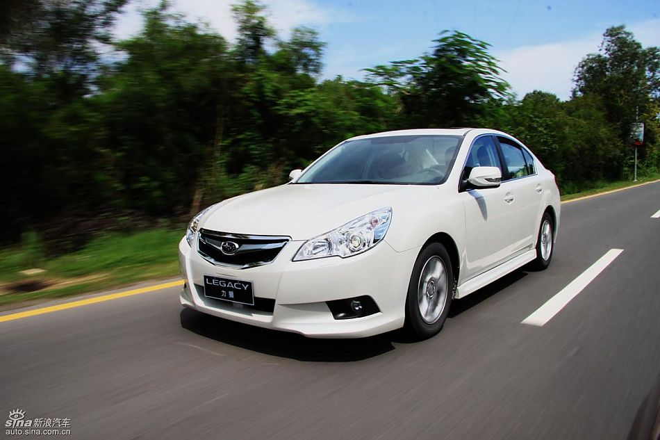 斯巴鲁新力狮动态实拍图