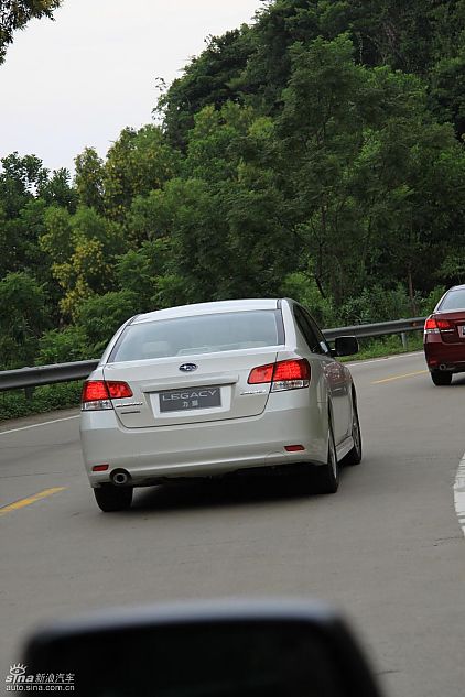 斯巴鲁新力狮动态实拍图