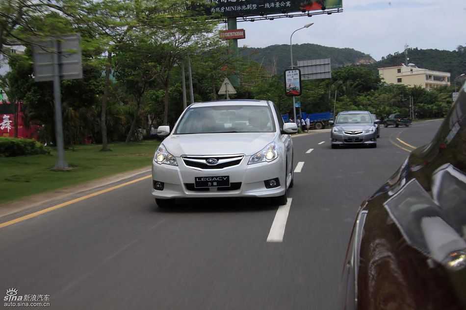 斯巴鲁新力狮动态实拍图