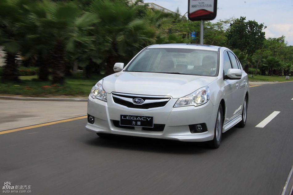 斯巴鲁新力狮动态实拍图