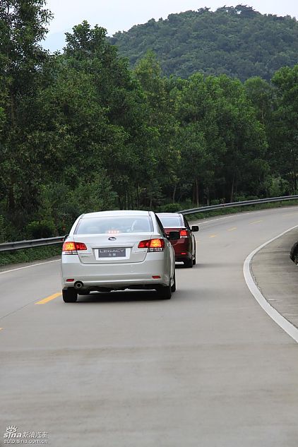 斯巴鲁新力狮动态实拍图