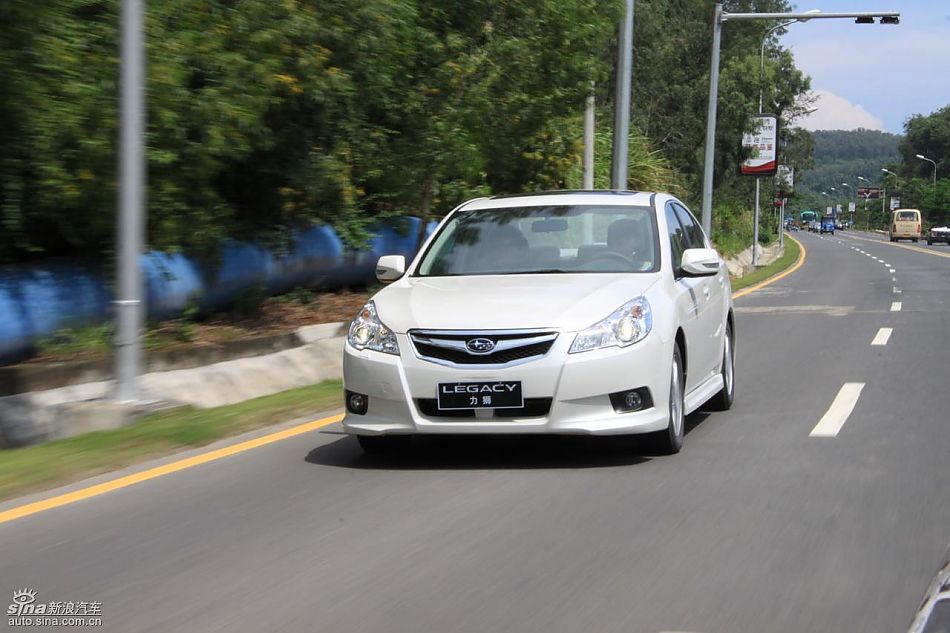 斯巴鲁新力狮动态实拍图