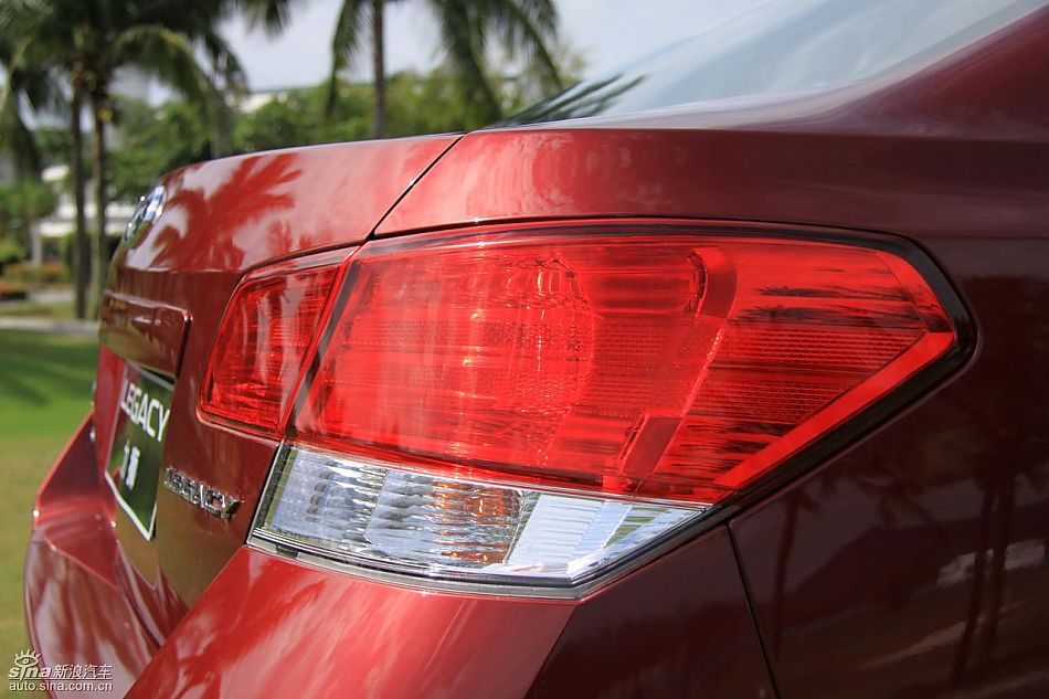 斯巴鲁新力狮外观实拍图