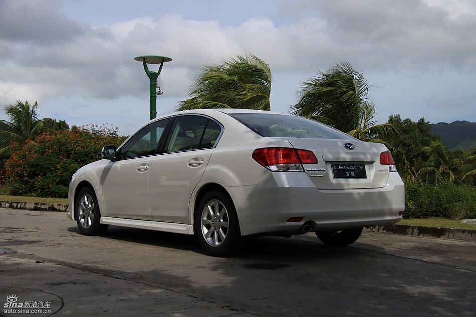 斯巴鲁新力狮外观实拍图