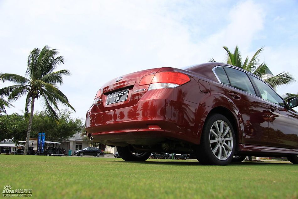 斯巴鲁新力狮外观实拍图