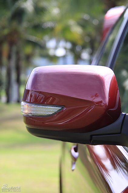 斯巴鲁新力狮外观实拍图