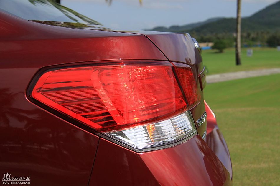 斯巴鲁新力狮外观实拍图