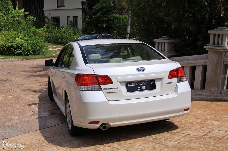 斯巴鲁新力狮外观实拍图