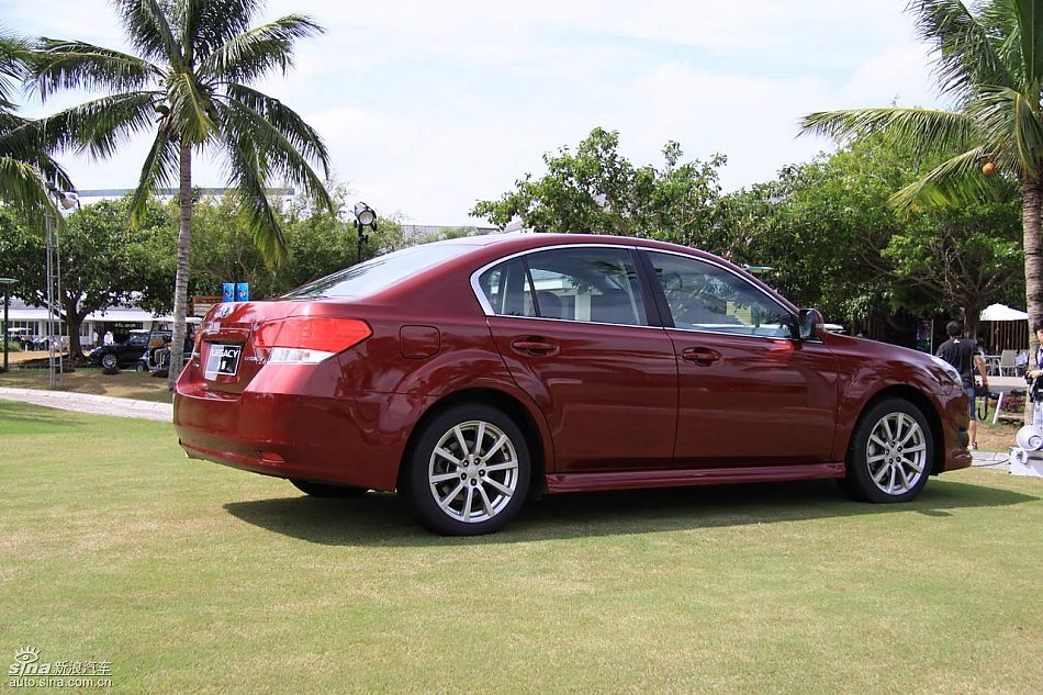 斯巴鲁新力狮外观实拍图