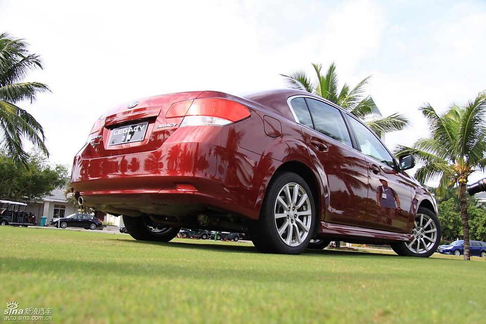 斯巴鲁新力狮外观实拍图