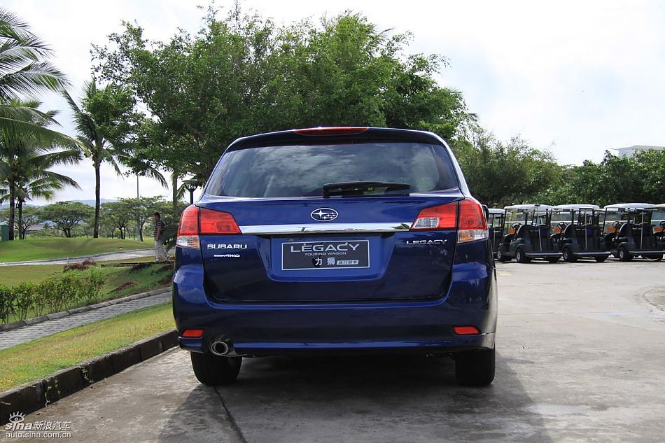 斯巴鲁新力狮外观实拍图