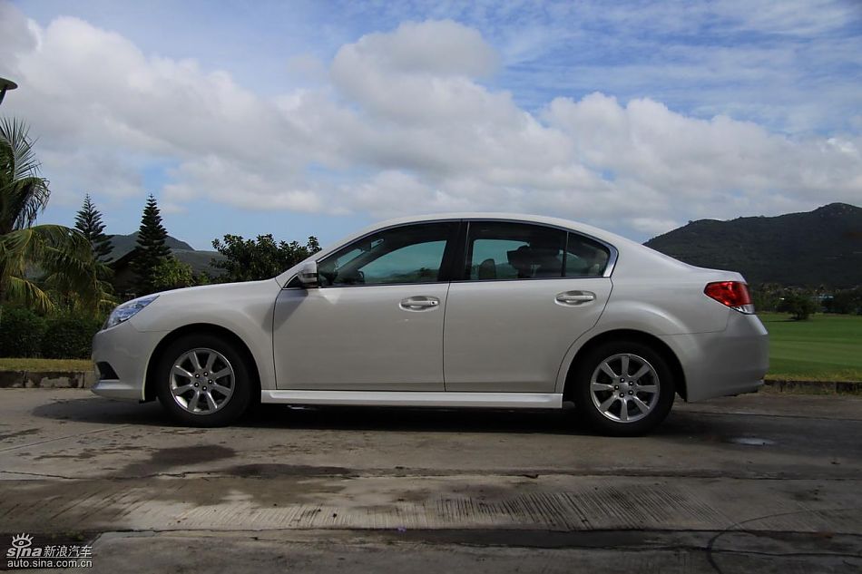 斯巴鲁新力狮外观实拍图