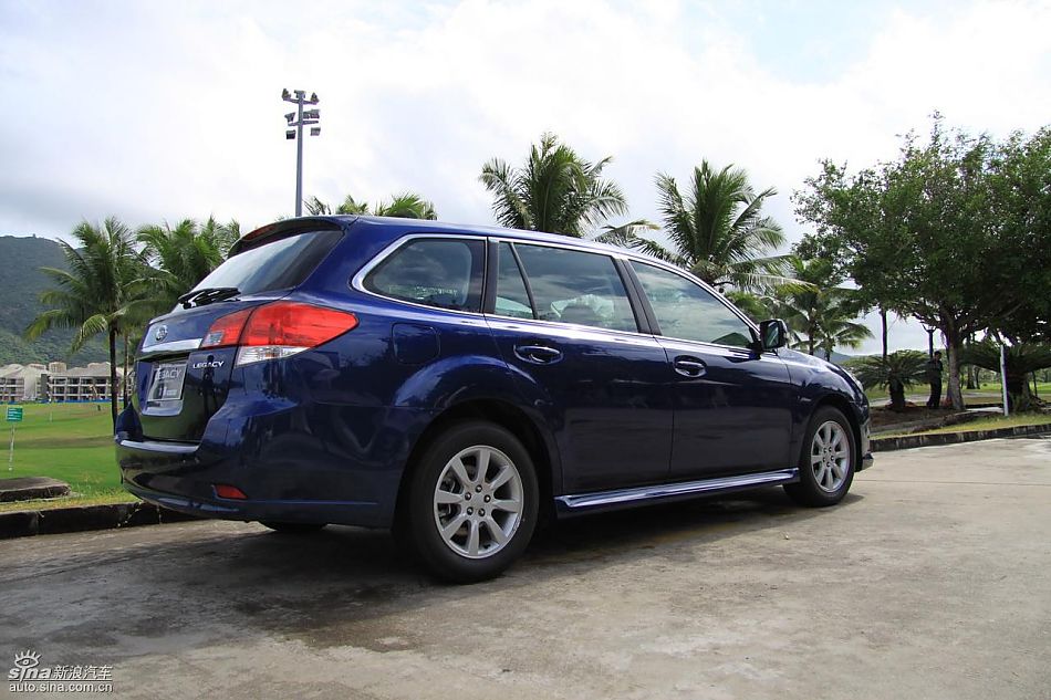 斯巴鲁新力狮外观实拍图