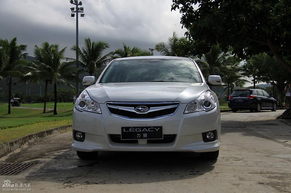斯巴鲁新力狮外观实拍图
