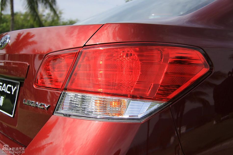 斯巴鲁新力狮外观实拍图