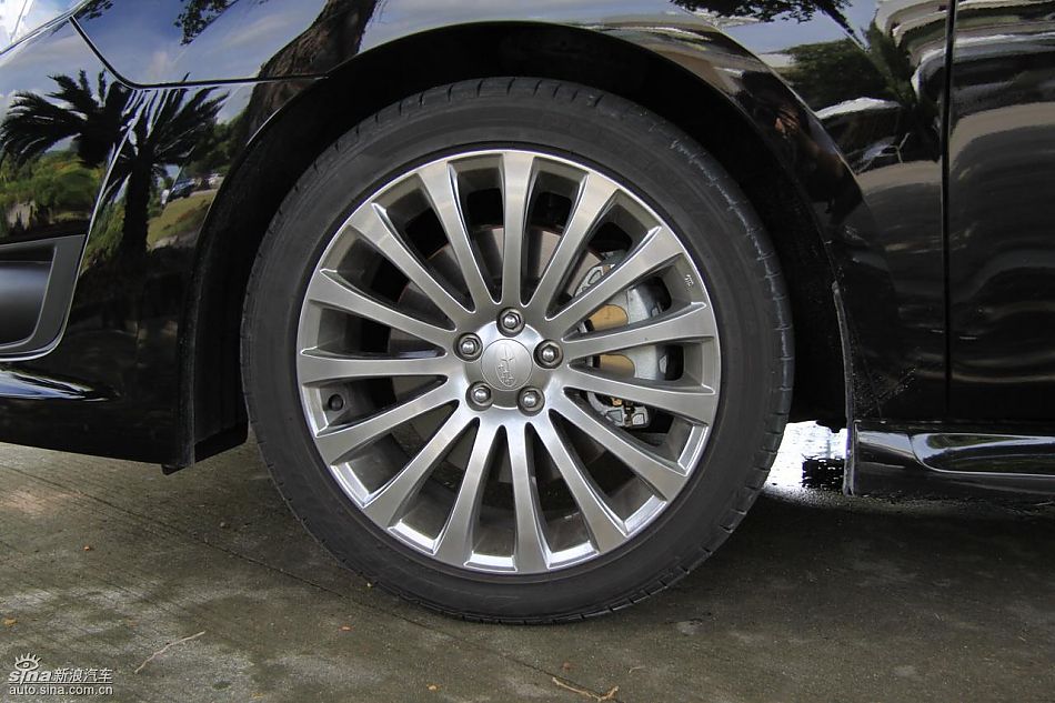 斯巴鲁新力狮外观实拍图