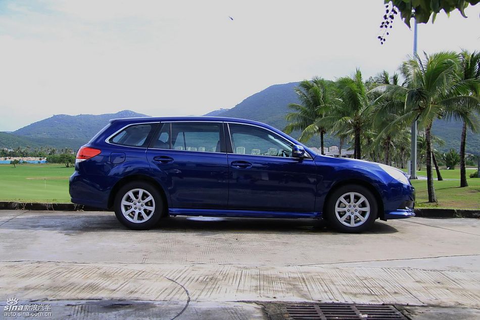 斯巴鲁新力狮外观实拍图