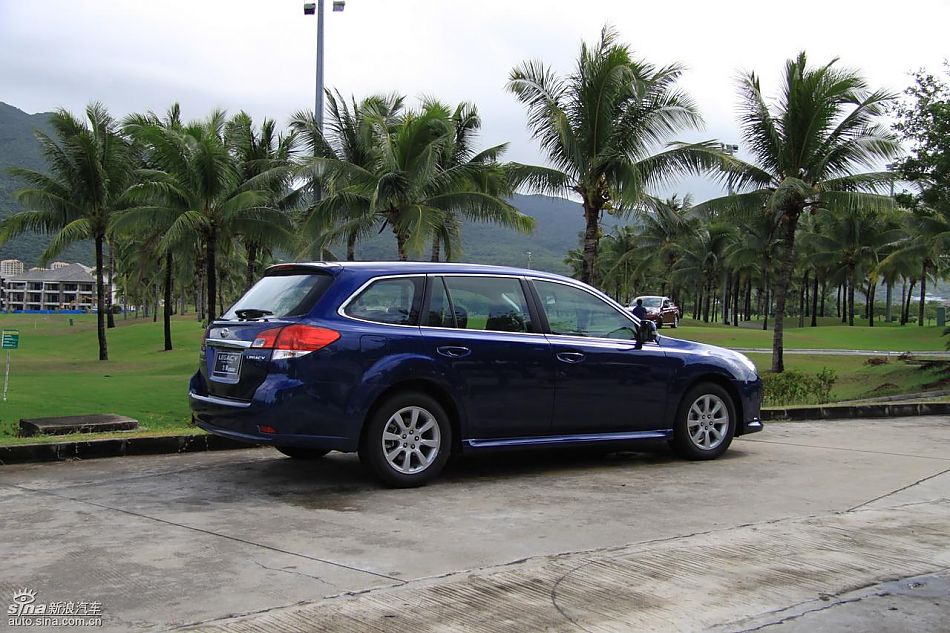 斯巴鲁新力狮外观实拍图