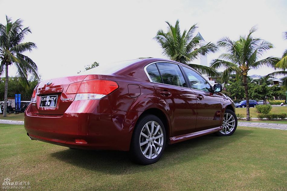 斯巴鲁新力狮外观实拍图