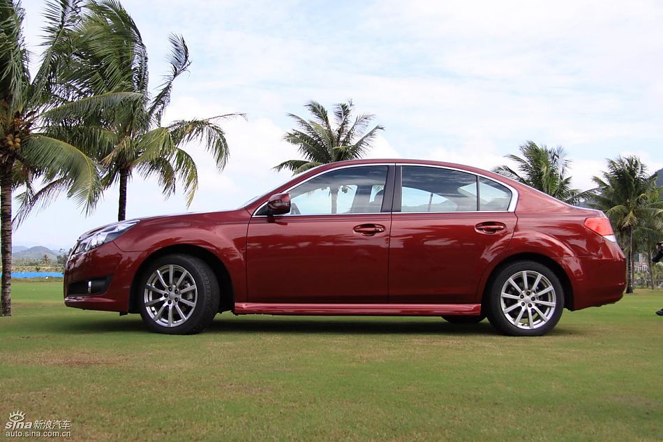 斯巴鲁新力狮外观实拍图