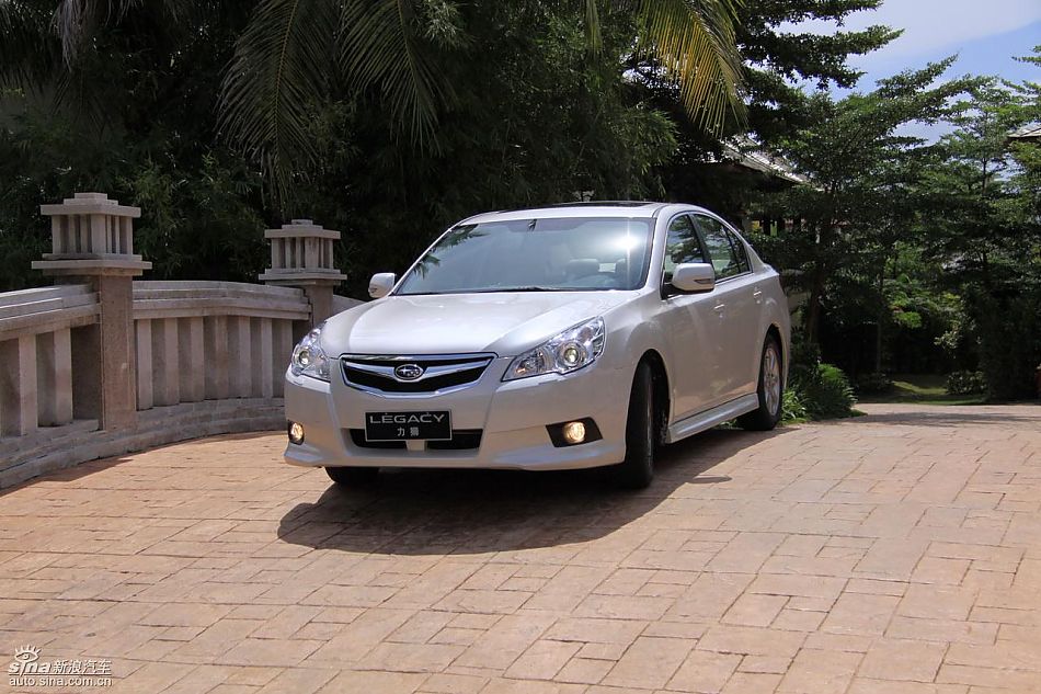 斯巴鲁新力狮外观实拍图