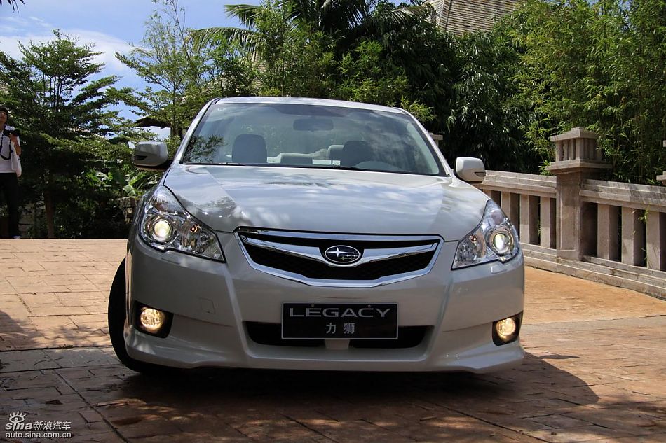 斯巴鲁新力狮外观实拍图