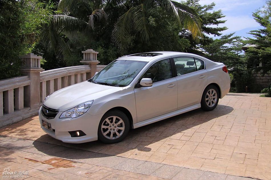 斯巴鲁新力狮外观实拍图