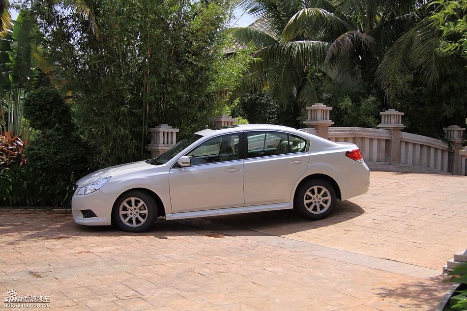 斯巴鲁新力狮外观实拍图