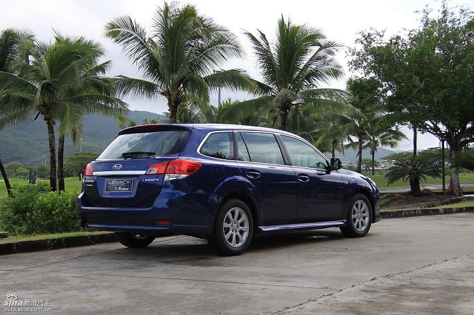 斯巴鲁新力狮外观实拍图