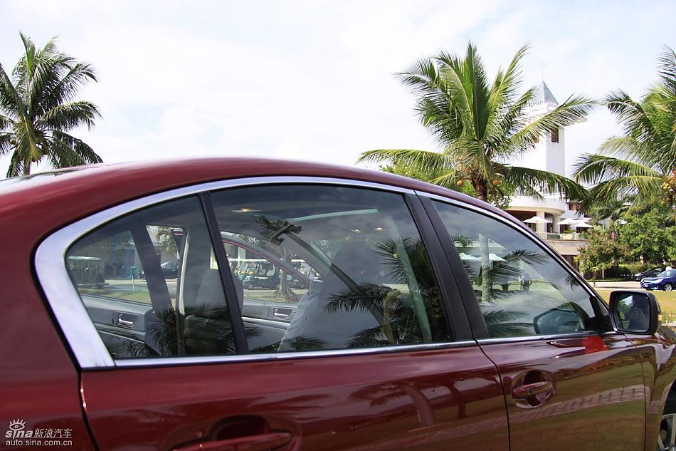 斯巴鲁新力狮外观实拍图