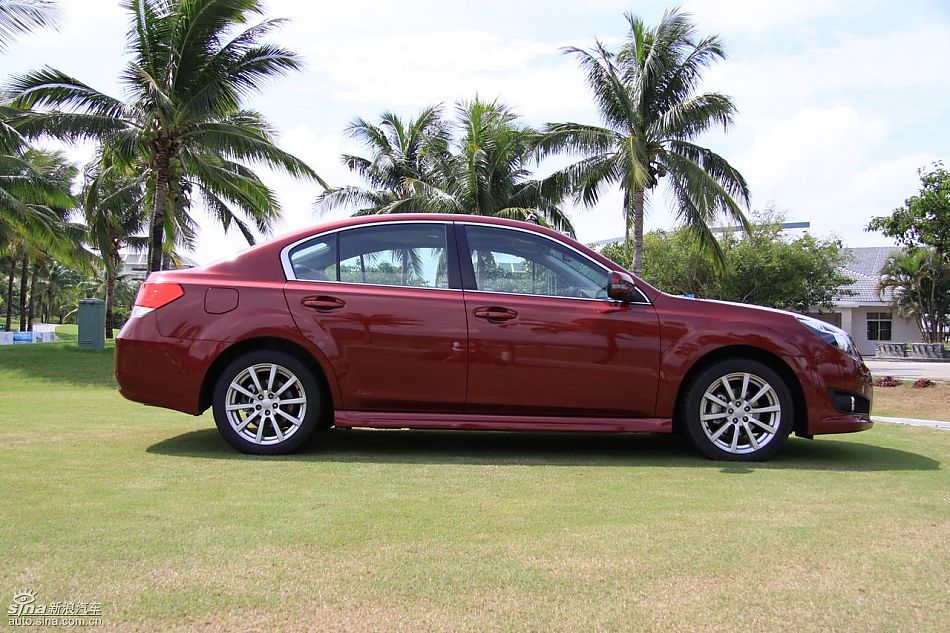 斯巴鲁新力狮外观实拍图