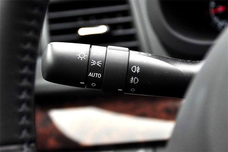 力狮 2013款 2.5i-X CVT 豪华版 内饰