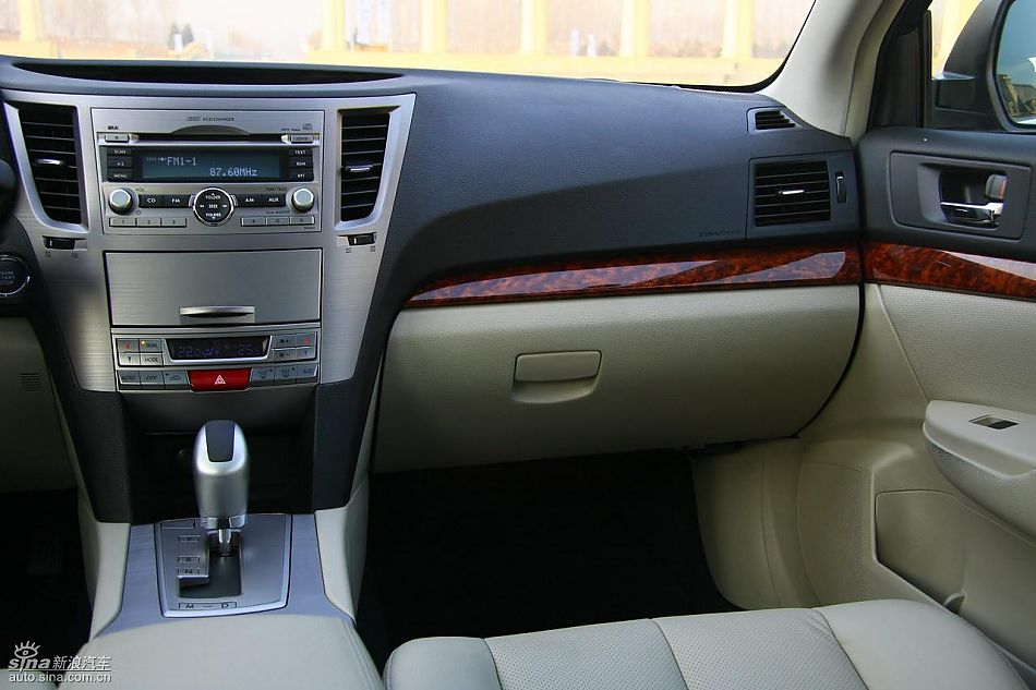 斯巴鲁新傲虎内饰实拍