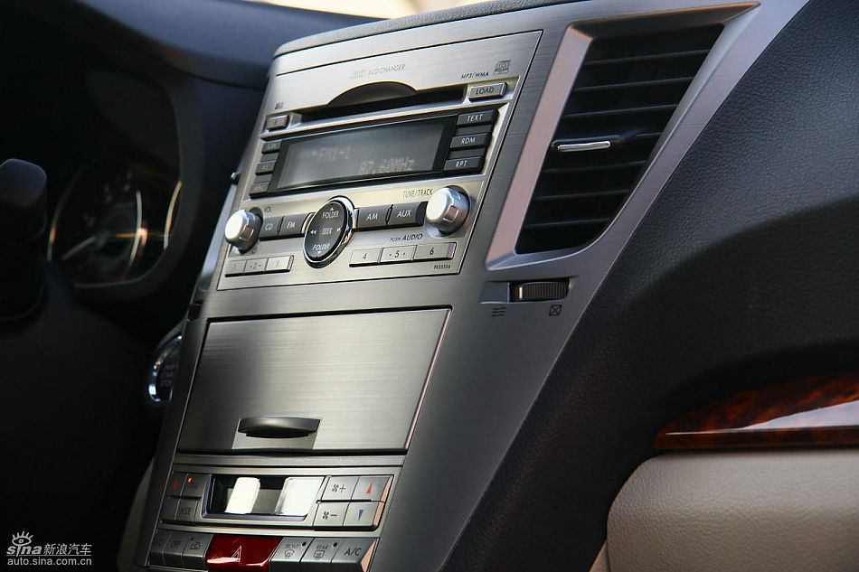 斯巴鲁新傲虎内饰实拍