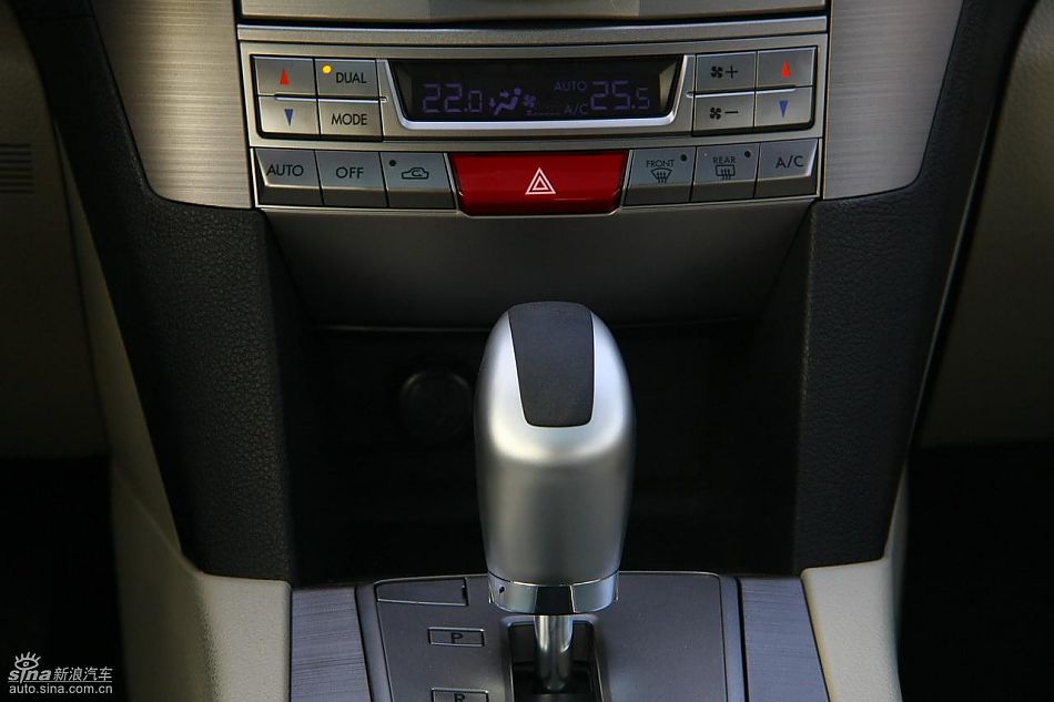 斯巴鲁新傲虎内饰实拍