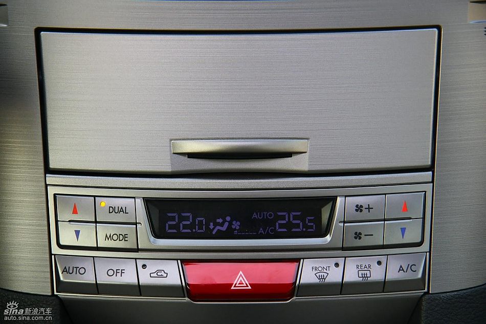 斯巴鲁新傲虎内饰实拍