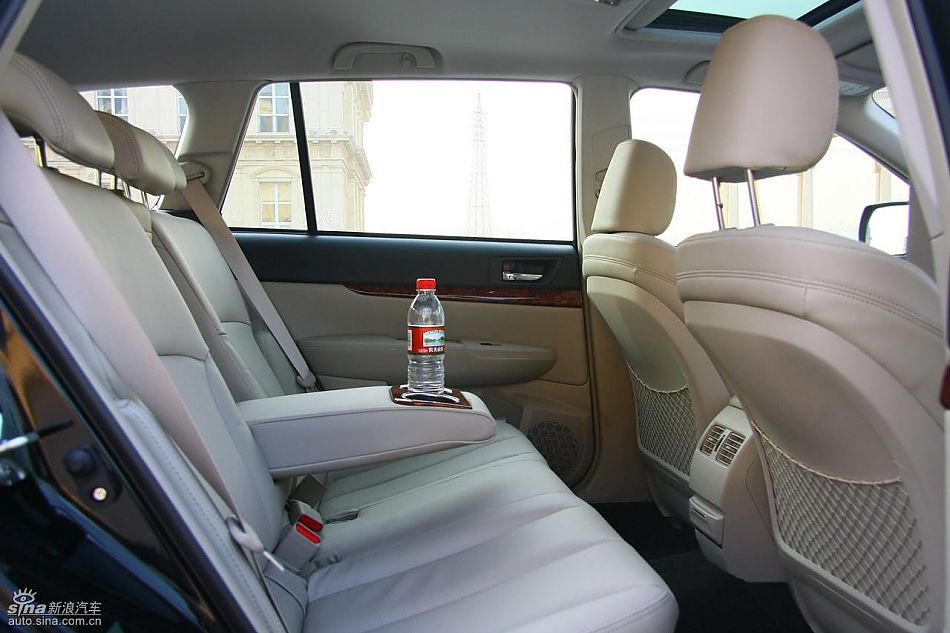 斯巴鲁新傲虎内饰实拍